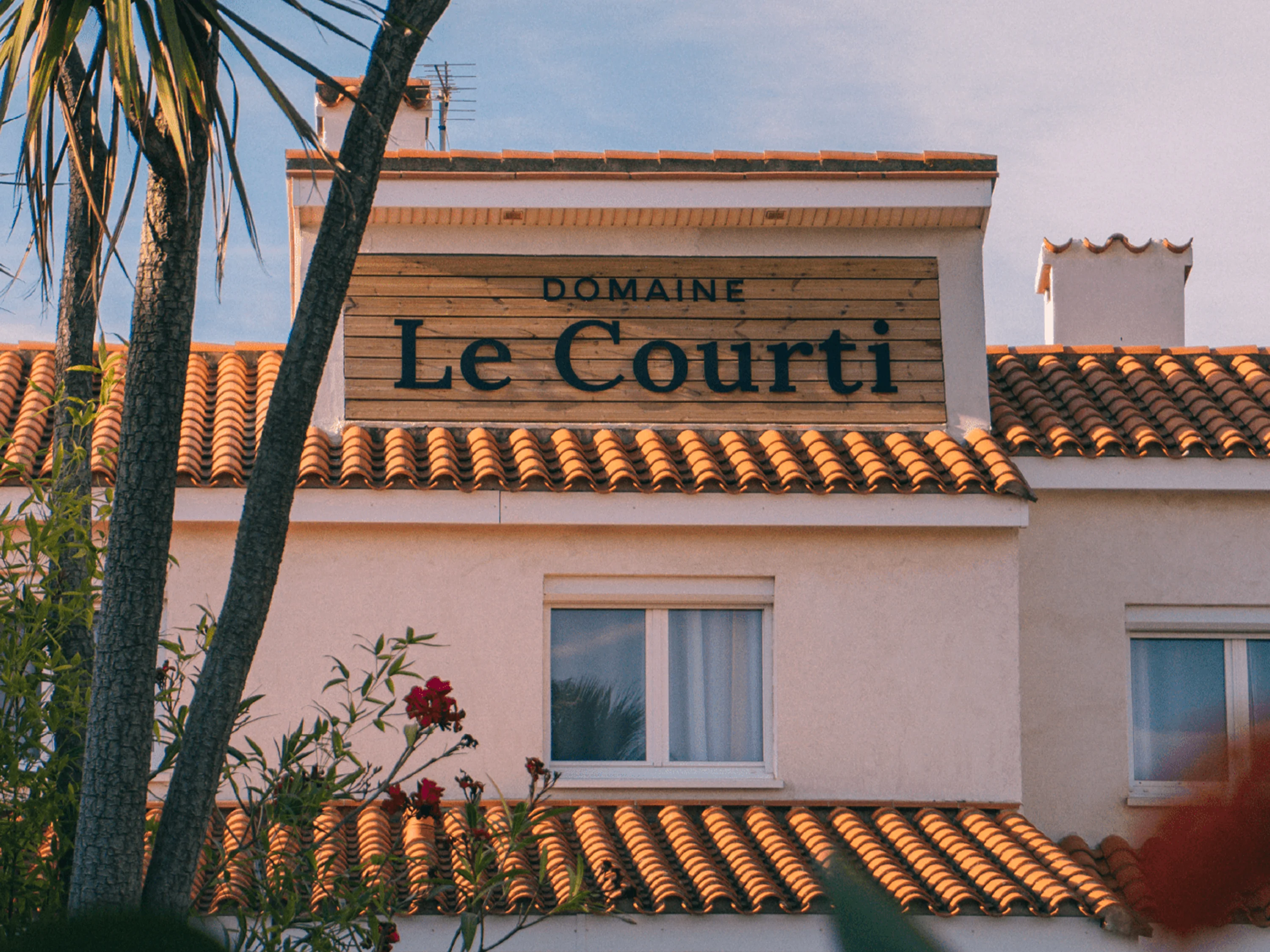 Le Courti® — identité de marque premium pour maison d'hôtes en bord de mer, Le Barcarès